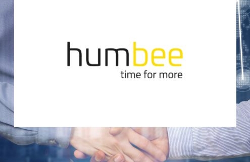 Logo von humbee mit dem Slogan „time for more“ vor einem Hintergrund mit Handschlag – Symbol für digitale Zusammenarbeit und effizientes Aufgabenmanagement.