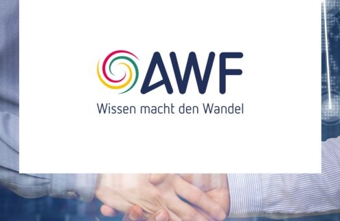 Logo der AWF mit dem Slogan „Wissen macht den Wandel“ vor einem Handschlag-Hintergrund – Symbol für Weiterbildung, Transformation und Kooperation.