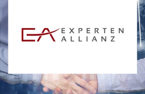 Logo der Experten Allianz mit stilisierten Initialen „EA“ und Schriftzug vor Handschlag-Hintergrund – Symbol für Fachnetzwerke und partnerschaftliche Zusammenarbeit.